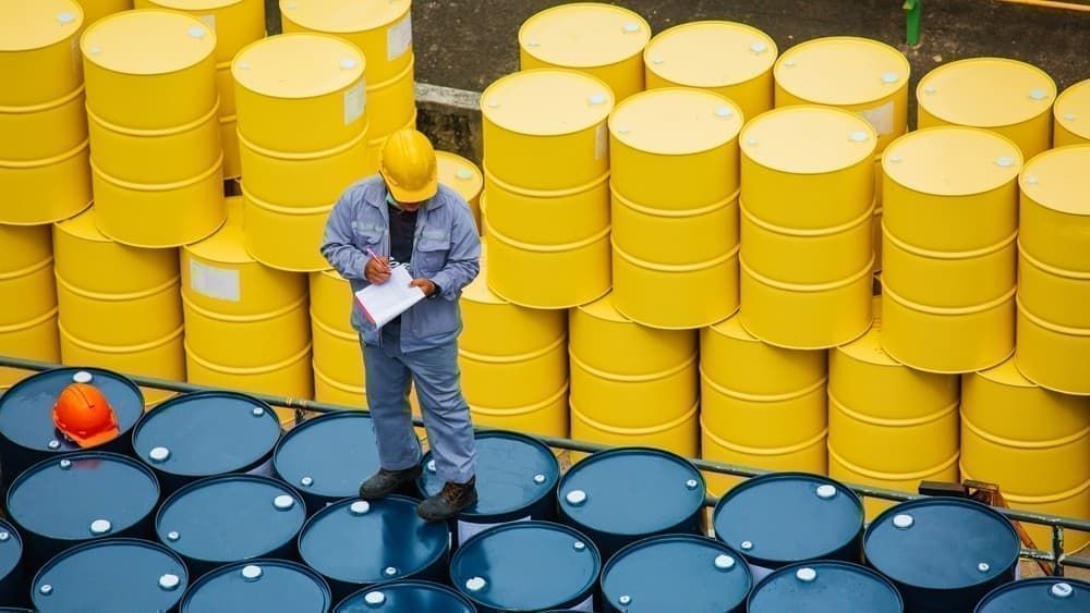 Analisis Minyak Bertahan di Level Terendah, Kenapa Belum Jatuh Lagi? - Data Pasar 2025-12-15
