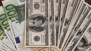 Dolar Bertahan Lemah Usai Sinyal Intervensi Yen