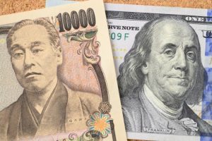 Yen Strengthens, USD/JPY Moves Away from 160