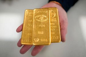 Yield AS Menguat, Emas Kembali Jatuh di Bawah US$4.400
